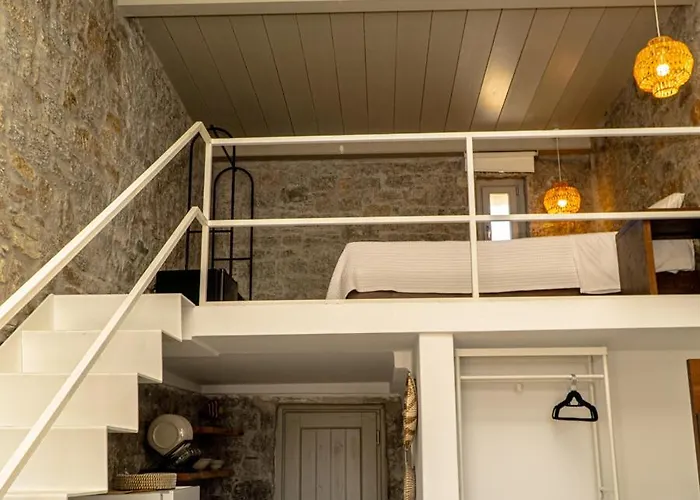 ήσυχο κυκλαδίτικο White&stone N3-n4 Plintri